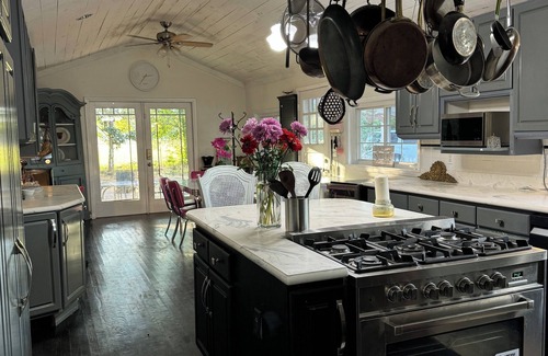 Montgomery House | Spacious 4-bedroom farmhouse in peaceful Montgomery