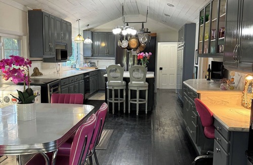 Montgomery House | Spacious 4-bedroom farmhouse in peaceful Montgomery