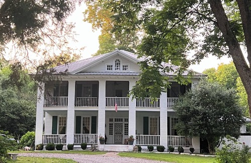 Montgomery House | Spacious 4-bedroom farmhouse in peaceful Montgomery