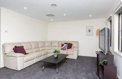 Tarneit House | Spacious 4-Bedroom Family Retreat with Pool at Tarneit