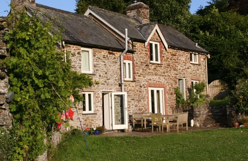 Morwellham Cottage | Spacious 4 bedroom cottage in stunning countryside with secluded 3/4 acre garden