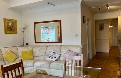 Lewisham Apartment | Spacious 4 bedroom ground floor apartment with indoor pool and offroad parking