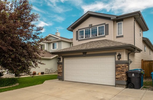 Lethbridge House | Spacious 4 Bedroom Home in Vibrant Neighbourhood