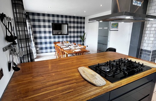 Colinton Villa | Spacious 4 bedroom house & 3 reception rooms
