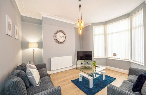 Liverpool House | Spacious 4-Bedroom House with 4 Bathrooms Near Liverpool City Centre