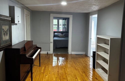 Birmingham House | Spacious 4 bedroom house in charming Birmingham with AC, WiFi