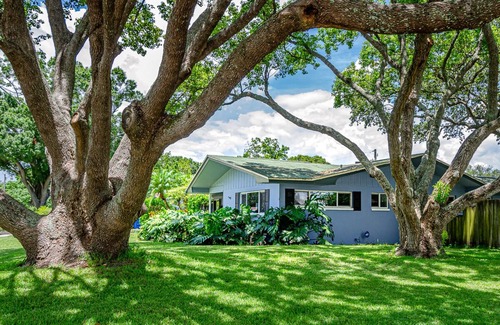 Clearwater House | Spacious 4 bedroom home ~ 2 King beds, heated pool, 15 mins to Clearwater Beach