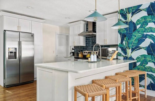 Largo House | Spacious 4-bedroom house with Heated Pool, Hot tub, Movie Night, Golf + More