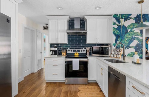 Largo House | Spacious 4-bedroom house with Heated Pool, Hot tub, Movie Night, Golf + More