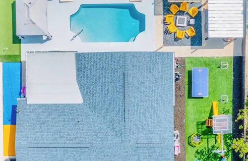 Largo House | Spacious 4-bedroom house with Heated Pool, Hot tub, Movie Night, Golf + More