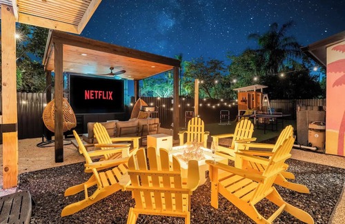 Largo House | Spacious 4-bedroom house with Heated Pool, Hot tub, Movie Night, Golf + More