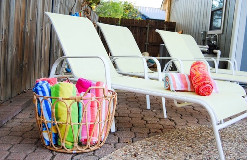 The Woods House | Spacious 4-bedroom house with Make-up bar, WiFi, Games, Hot-tub, & pool