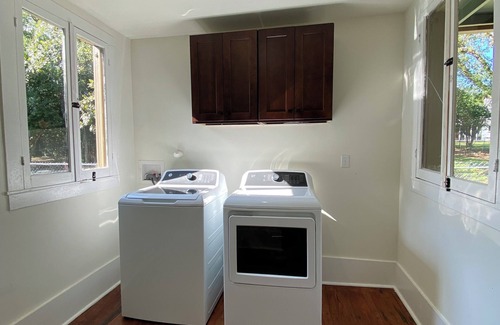 Heritage House | Spacious 4-bedroom house on historic Hopkins street San Marcos with WiFi, AC