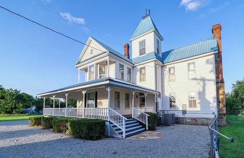 McAlester House | Spacious 4-Bedroom Historical Home w/modern comforts in Old Town McAlester, OK.