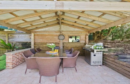 Bundanoon House | Spacious 4-bedroom house with WiFi, AC and huge swim spa in charming Bundanoon