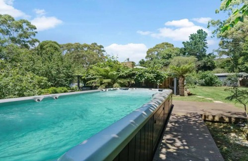 Bundanoon House | Spacious 4-bedroom house with WiFi, AC and huge swim spa in charming Bundanoon
