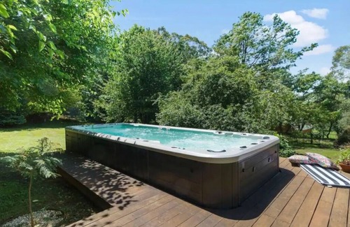 Bundanoon House | Spacious 4-bedroom house with WiFi, AC and huge swim spa in charming Bundanoon