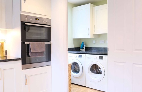 Bedford House | Spacious 4 Bedroom Home with Garden in Bedford