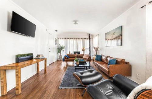 Fairfax District Apartment | Spacious 4 bedroom home by Melrose and 10 minutes to Hollywood Walk of Fame