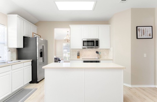 South Arlington House | Spacious 4 bedroom home with a Hot Tub, Just 15 Miles from the ATT Stadium!