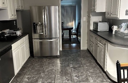 National Harbor House | Spacious 4-bedroom house in nice Oxon Hill with WiFi, fitness room