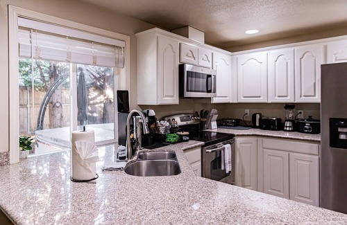 Vancouver House | Spacious 4-bedroom house in Vancouver with hot tub, workspace, fireplace, AC