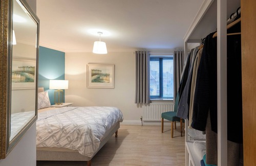 Belfast City Centre House | Spacious 4 - Bedroom Home in Lisburn