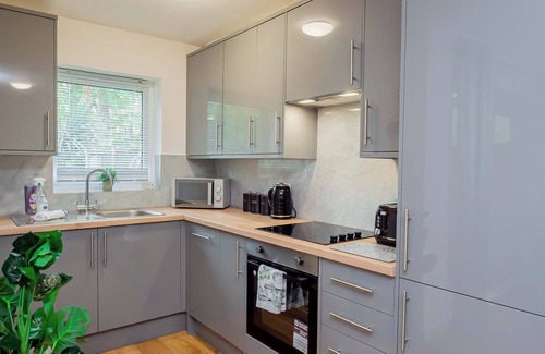 Horton House | Spacious 4 Bedroom Home with Parking Near Heathrow