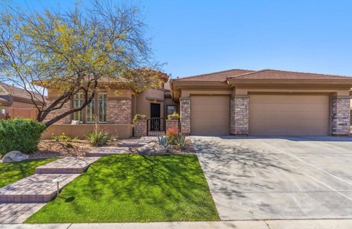 Anthem House | Spacious 4-bedroom home with a resort style backyard in Anthem Country Club!