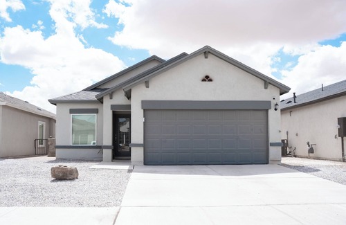 Biggs Field House | Spacious 4-bedroom home located in far East El Paso equipped with WiFi and AC