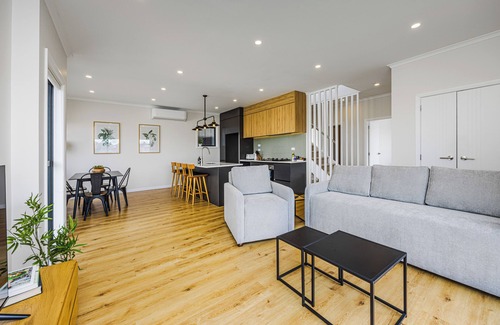 Torbay House | Spacious 4-bedroom house in wonderful Auckland with AC