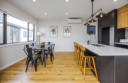 Torbay House | Spacious 4-bedroom house in wonderful Auckland with AC