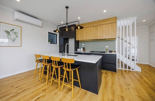 Torbay House | Spacious 4-bedroom house in wonderful Auckland with AC
