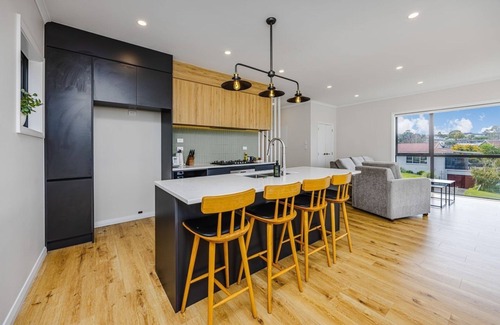 Torbay House | Spacious 4-bedroom house in wonderful Auckland with AC