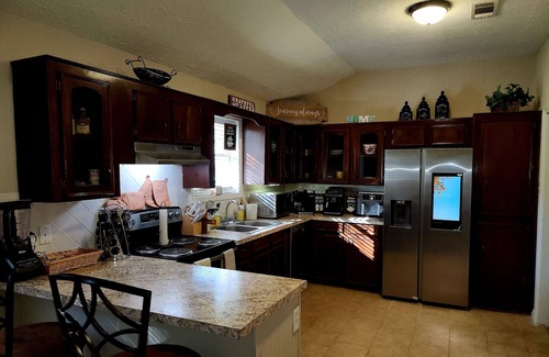 Beaumont House | Spacious 4-bedroom house in brilliant Beaumont with AC, WiFi
