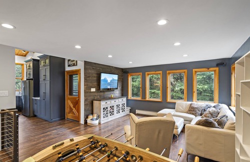 Alyeska House | Spacious 4-bedroom house located on a quiet street with amazing views.