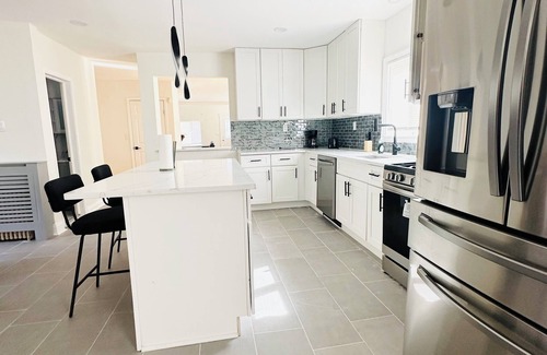 Lynbrook House | Spacious 4-bedroom house in lovely Lynbrook with WiFi, AC free parking