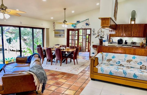 Interchange Square House | Spacious 4-bedroom house in pleasant Palm Bay Area with WiFi, AC