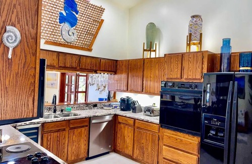 Interchange Square House | Spacious 4-bedroom house in pleasant Palm Bay Area with WiFi, AC