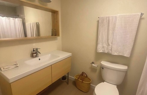 Reed House | Spacious 4-bedroom house with WiFi, AC in awesome Portland