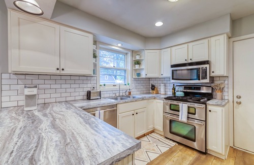 Holland House | SPACIOUS 4 BEDROOM HOUSE NEAR HOLLAND STATE PARK PET FRIENDLY
