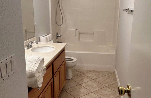 Eastvale House | Spacious 4-bedroom house in terrific Eastvale with WiFi, AC