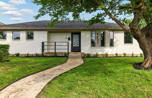 Buckner Terrace - Everglade Park House | Spacious 4-bedroom house in charming Dallas with AC, WiFi