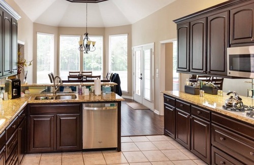 Lake Dallas House | Spacious 4-bedroom house in charming Lake Dallas on 3 Acres with AC & WIFI.