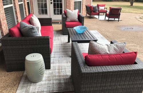 Lake Dallas House | Spacious 4-bedroom house in charming Lake Dallas on 3 Acres with AC & WIFI.