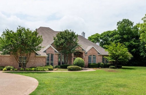 Lake Dallas House | Spacious 4-bedroom house in charming Lake Dallas on 3 Acres with AC & WIFI.