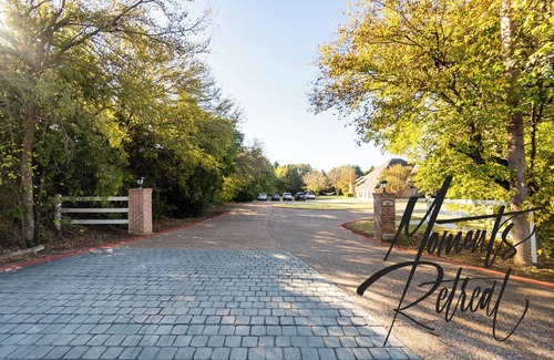 Lake Dallas House | Spacious 4-bedroom house in charming Lake Dallas on 3 Acres with AC & WIFI.