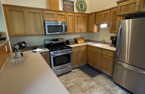 Eugene House | Spacious 4-bedroom house in enchanting Eugene, 3 short blocks to Hayward Field