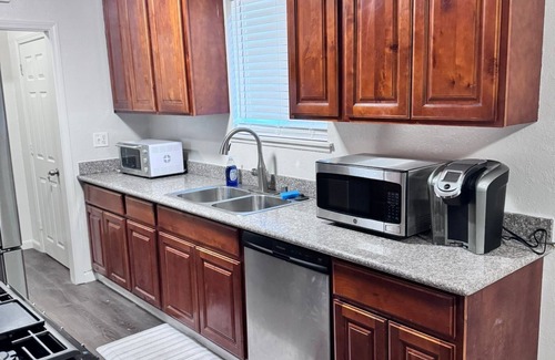 Raisin House | Spacious 4-bedroom house in charming Fresno with WiFi, AC, fitness room.