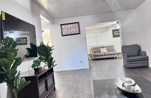 Raisin House | Spacious 4-bedroom house in charming Fresno with WiFi, AC, fitness room.